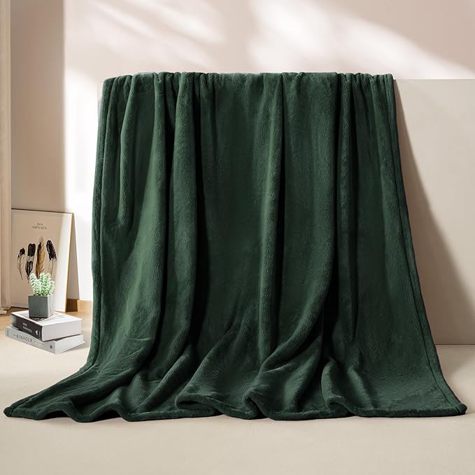 BEAUTEX Fleece Throw Blanket for Couch Sofa or Bed， Throw Size Soft Fuzzy Plush Blanket, Luxury Flannel Lap Blanket, Super Cozy and Comfy for All Seasons (Emerald Green, 50" x 60")