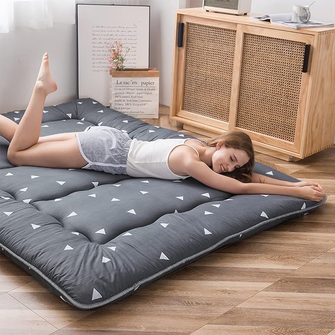 MAXYOYO Grey Triangle Japanese Floor Futon Mattress, Tatami Floor Mat Portable Camping Mattress Kids Sleeping Pad Foldable Roll Up Floor Lounger Pillow Bed Queen Size with Mattress Protector Cover