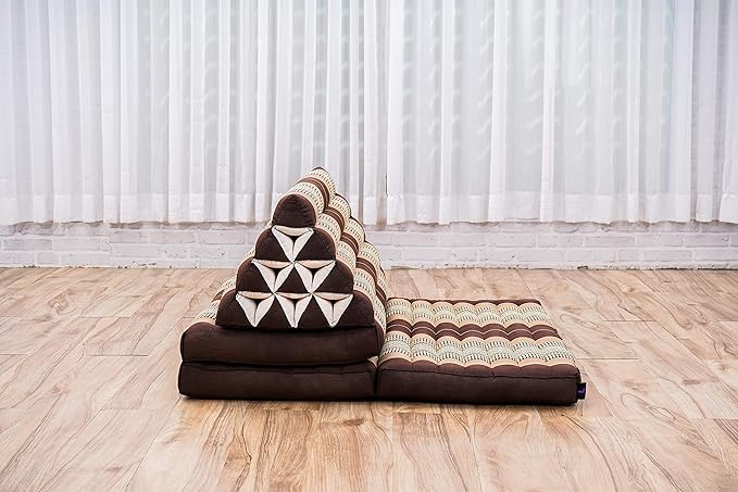 Leewadee 3-Fold Mat XXL with Triangle Cushion – Firm TV Pillow, Foldable Mattress with Cushion Made of Kapok, 67 x 31 inches, Brown