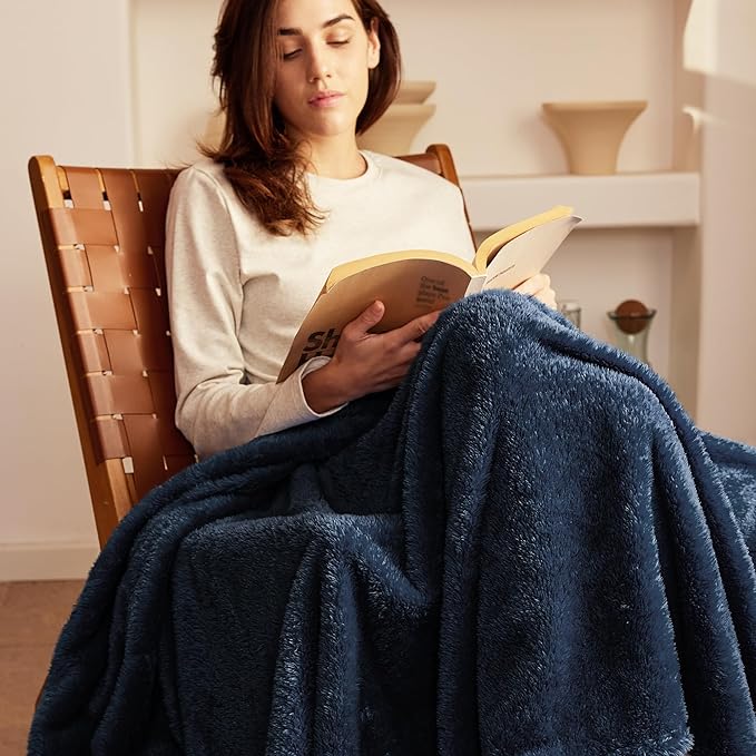 Exclusivo Mezcla Plush Fuzzy Fleece Bed Blanket King Size, Super Soft, Fluffy and Warm Blankets, Suitable for All Seasons (Navy Blue, 90x104 Inches)
