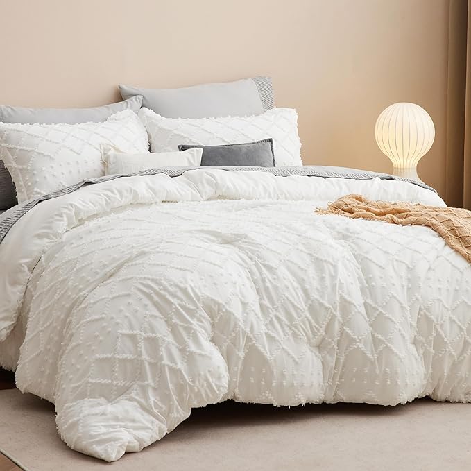 Bedsure Queen Comforter Set - Ivory Comforter, Boho Tufted Shabby Chic Bedding for Kids, 3 Pieces Vintage Farmhouse Bed Set for All Seasons, Fluffy Soft Bedding with 2 Pillow Shams