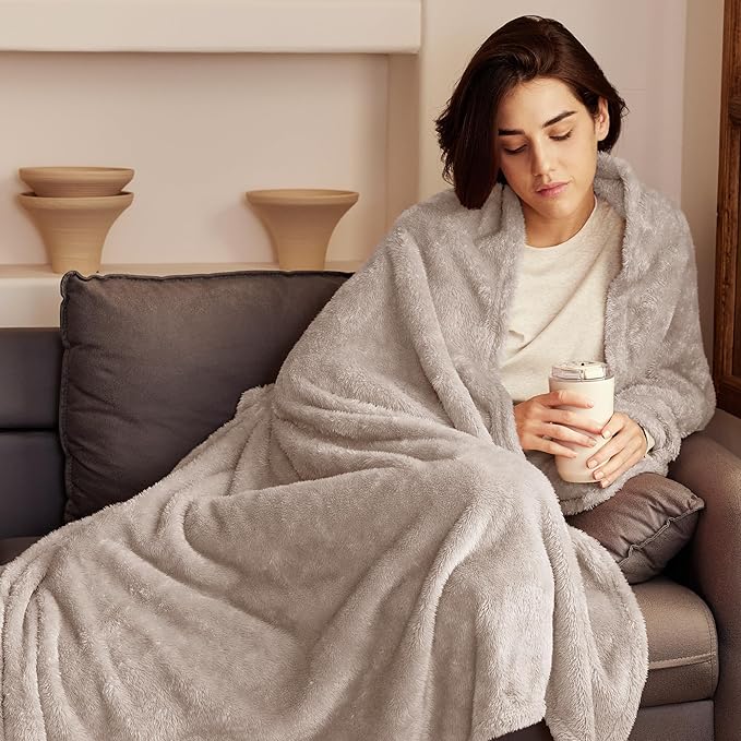 Exclusivo Mezcla Plush Fuzzy Fleece Throw Blanket Extra Large, Super Soft, Fluffy and Warm Blankets for Couch, Bed, Suitable for All Seasons (50x70 Inches, Camel)