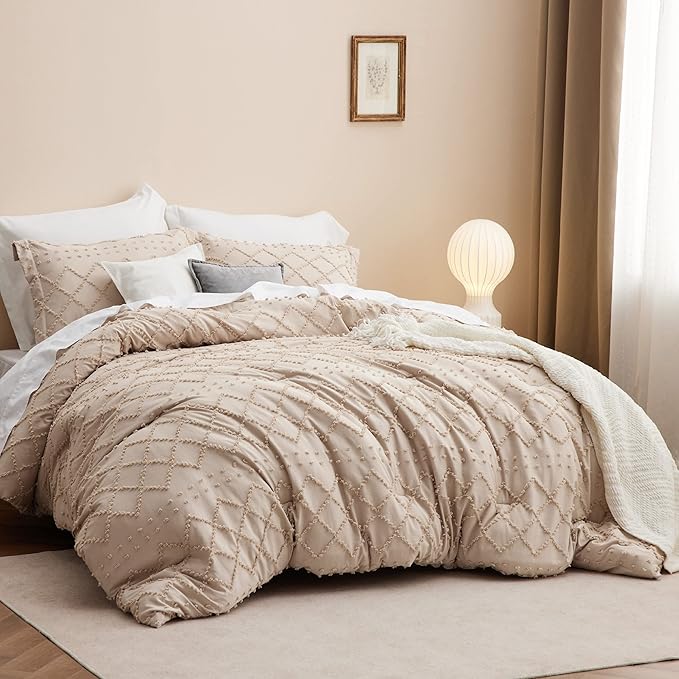 Bedsure Queen Comforter Set - Warm Tan Comforter, Boho Tufted Shabby Chic Bedding for Kids, 3 Pieces Vintage Farmhouse Bed Set for All Seasons, Fluffy Soft Bedding with 2 Pillow Shams