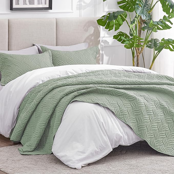 Love's cabin California King Size Quilt Bedding Set Sage Bedspread - Cal King Summer Lightweight Bedspread Comforter - Wave Pattern Coverlet for All Season - 3 Pieces (1 Quilt, 2 Pillow Shams)