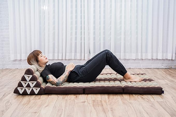 Leewadee 3-Fold Mat XXL with Triangle Cushion – Firm TV Pillow, Foldable Mattress with Cushion Made of Kapok, 67 x 31 inches, Brown