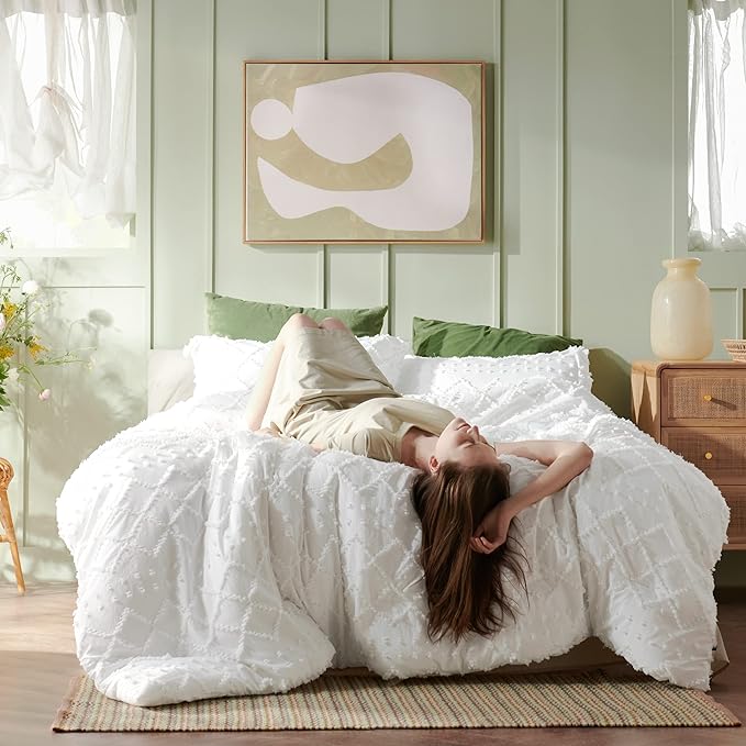 Bedsure Queen Comforter Set - White Comforter, Boho Tufted Shabby Chic Bedding Comforter Set for Kids, 3 Pieces Vintage Farmhouse Bed Set for All Seasons, Fluffy Soft Bedding Set with 2 Pillow Shams