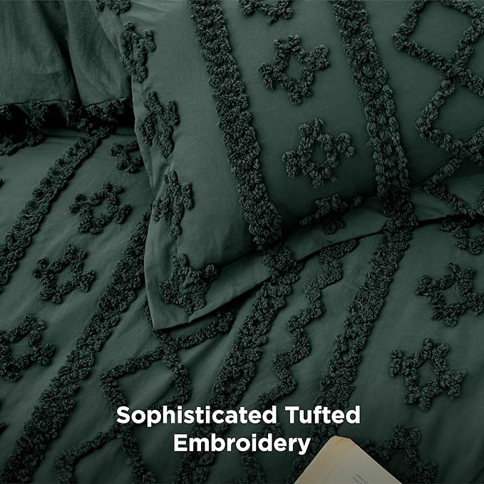 Bedsure Tufted Boho Comforter Set Queen Size - Emerald Green Boho Bed Set, GentleSoft™ 3 Pieces Farmhouse Shabby Chic Embroidery Bedding, Gifts for Woman, Soft Jacquard Queen Comforter for All Seasons