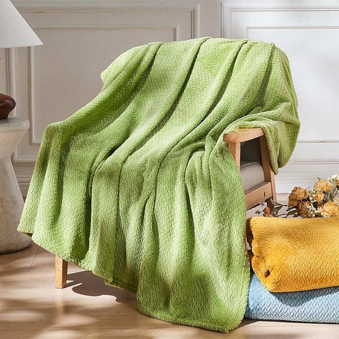 NEWCOSPLAY Super Soft Twin Blanket Green Premium Silky Flannel Fleece Leaves Pattern Lightweight Bed Blanket All Season Use (Green, Twin(60"x80"))